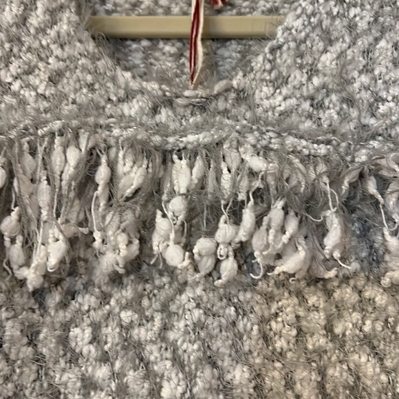 NWT Chelsea & Violet Large Gray and White Fuzzy Fringe Sweater - Picture 3 of 6